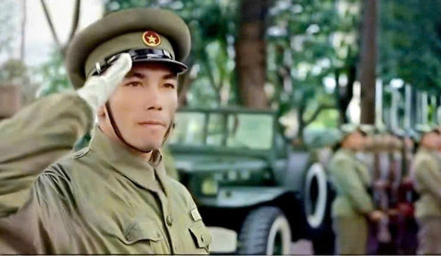 Tiểu đoàn trưởng Nguyễn Văn Phước tại Lễ duyệt binh ngày 1-1-1955 tại Quảng trường Ba Đình. Ảnh: Gia đình cung cấp. thieu-tuong-phuoc-5.jpg