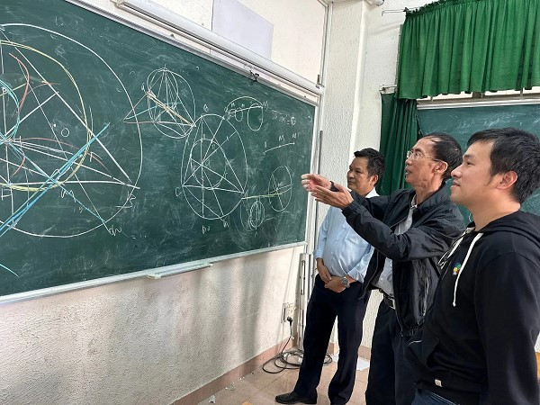 TS. Lương Minh Thắng đang thảo luận bài toán IMO AlphaGeometry đã giải cùng với thầy Lê Bá Khánh Trình. Ảnh: Wendy Nguyen. luong-minh-thang-2.jpg