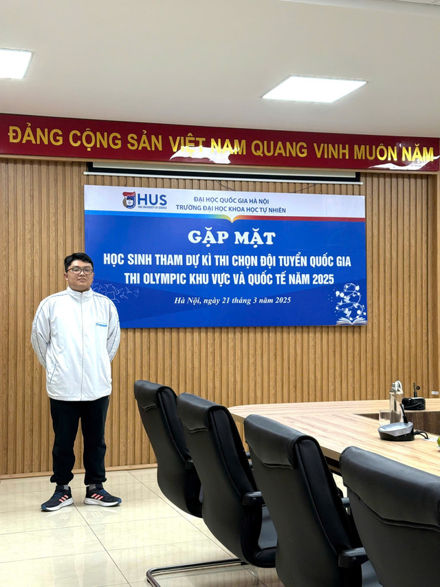 Từ một học sinh định theo đuổi môn Toán, Dũng đã trở thành học sinh chuyên Hóa của Trường THPT chuyên Khoa học Tự nhiên. Ảnh: NVCC. z6814361000869-1b7a213a3980ba462e209fc0f59d73ee.jpg