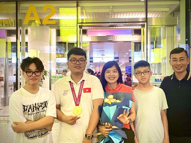Gia đình đón Dũng trở về với chiếc huy chương Vàng Olympic Hóa học quốc tế ICHO 2025. z6814361028747-c1de751310aee7772d7be84929f7c592.jpg