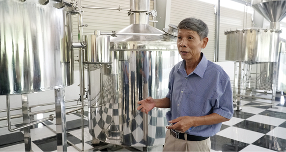 Ông Trịnh Đình Năng giới thiệu hệ thống dây chuyền trích ly các hoạt chất thiên nhiên. Ảnh: NTV. trinh-dinh-nang-3.png