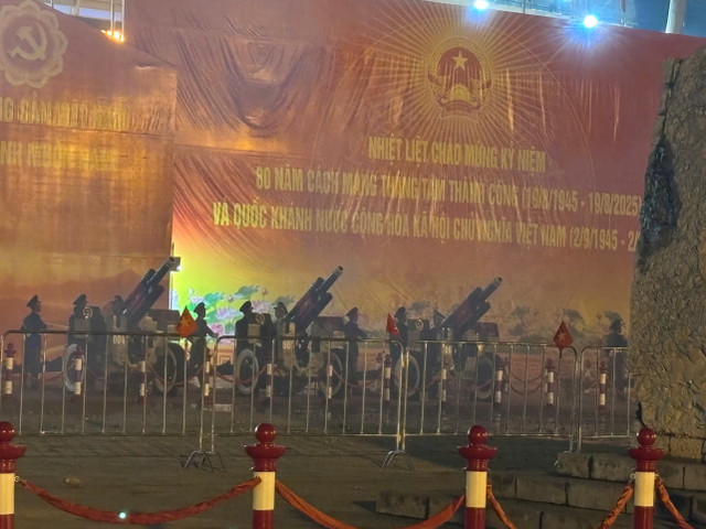 Tối 27/8, không gian Thủ đô vang rền trong tiếng pháo lệnh từ 15 khẩu đại bác tại Sân vận động Mỹ Đình. 1-9982.jpg
