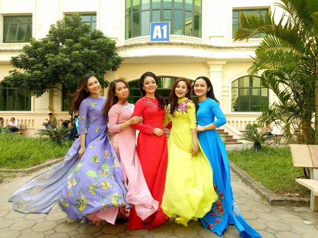 Tân Nhàn cùng các học sinh của mình. tan-nhan.jpg