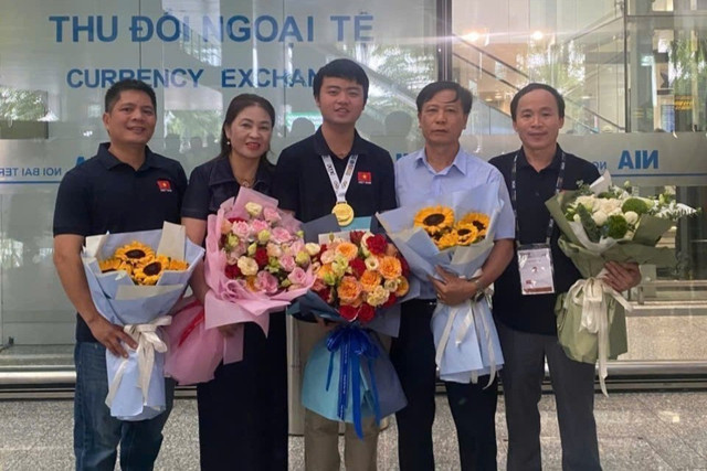 Nhà trường, gia đình chúc mừng Khải trở về từ Kỳ thi thành công. khai-3.jpg