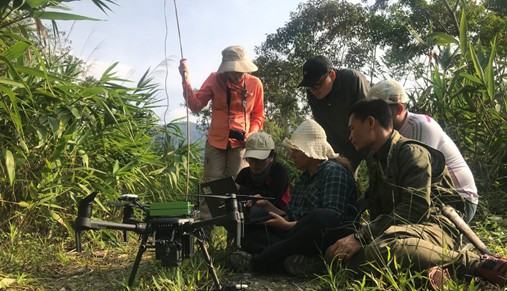 Áp dụng công nghệ máy bay không người lái để giám sát hoạt động của tê tê sau khi được tái thả. Ảnh: NVCC. te-te-cover.png