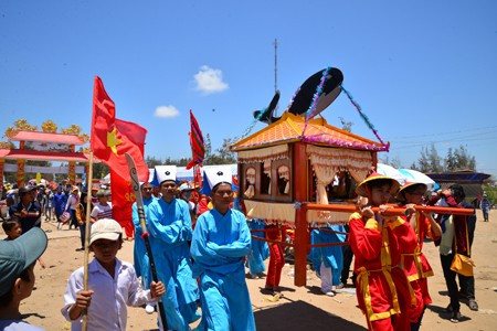 Sau khi làm lễ Ngư Ông ngoài biển, người dân Nam Bộ rước Ông về lăng để thờ phụng. Ảnh: Phan Cường (TTXVN). ca-voi-3.jpg
