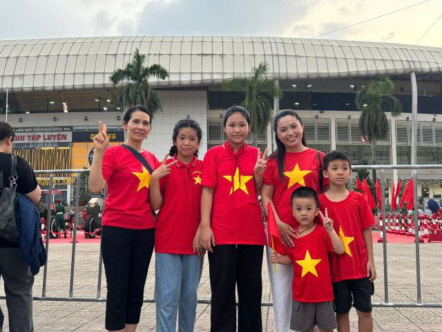 Sắc áo cờ đỏ sao vàng rực rỡ. z6930606040046-931d387a5c96aba81cc4cb553ecb05d9.jpg