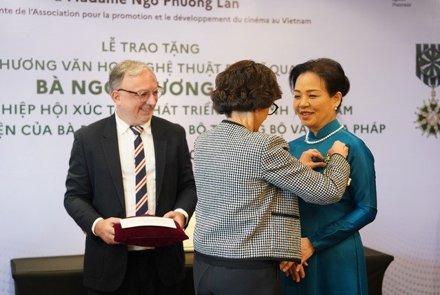 Bộ trưởng Bộ Văn hóa Pháp Rachida Dati trao tặng Huân chương Văn học nghệ thuật bậc sĩ quan cho TS Ngô Phương Lan. ngo-phuong-lan-3.jpg