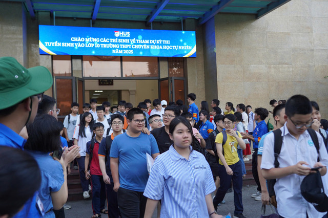 Các thí sinh tham dự bài thi môn Toán vòng 1, kỳ thi vào lớp 10 Trường THPT chuyên Khoa học Tự nhiên, ĐH Quốc gia Hà Nội. thi-toan-khtn.jpg