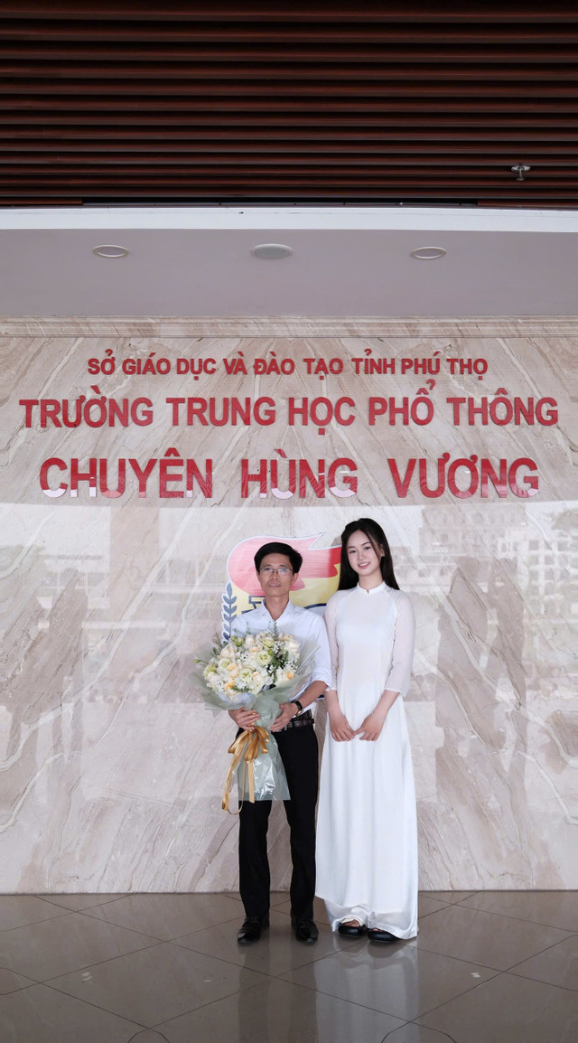 Thầy Trần Thanh Tuấn, giáo viên chủ nhiệm lớp 12 chuyên Hóa và học trò Hiền Mai. Ảnh: NVCC. thay-tuan.jpg
