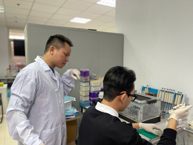 PGS.TS Nguyễn Thiên Tạo đánh giá cao tinh thần cầu tiến và nghiêm túc của các sinh viên. ran-2.jpg