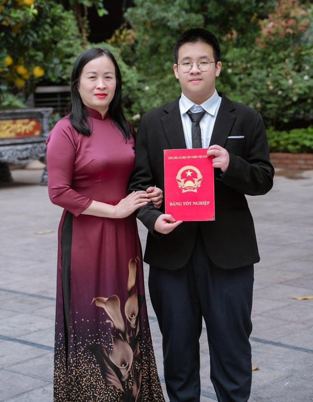 Chị Nguyễn Thị Thọ và con trai. minh-va-me.png