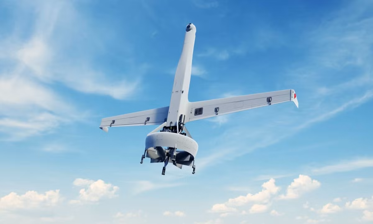 Shield AI V-BAT là máy bay không người lái cất cánh và hạ cánh thẳng đứng được thiết kế cho các nhiệm vụ trinh sát, do thám và nhắm mục tiêu trong môi trường cạnh tranh. Được trang bị động cơ nhiên liệu nặng, máy bay có thời gian bay liên tục hơn 13 giờ và hoạt động hiệu quả trong điều kiện không có GPS và liên lạc.