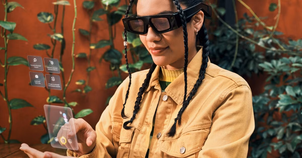Công ty đã "thiết kế lại" công nghệ dẫn sóng của mình để mang lại tầm nhìn liền mạch hơn về thế giới. Như Will Greenwald của PCMag đã giải thích gần đây, công nghệ dẫn sóng hứa hẹn một tương lai của công nghệ đeo được mạnh mẽ, gần như vô hình.​
