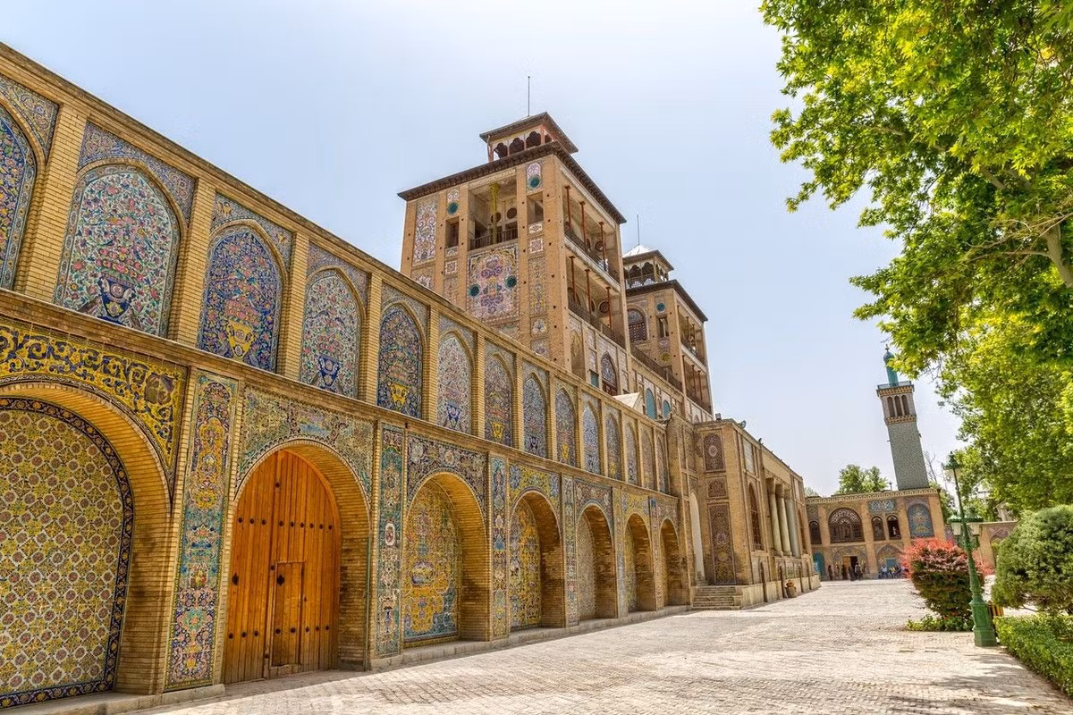 Chính phủ Iran tuyên bố đã chính thức thông báo với Tổng Giám đốc UNESCO về những thiệt hại nghiêm trọng đối với Cung điện Golestan. Cung điện này nằm ở phía Bắc Quảng trường Arag ở Tehran, là di tích lịch sử nổi tiếng nhất của Tehran và là Di sản Thế giới đầu tiên tại thủ đô Iran. Là cung điện hoàng gia của các triều đại Qajar và Pahlavi, Cung điện Golestan là minh chứng sống động cho gần năm thế kỷ lịch sử Iran.