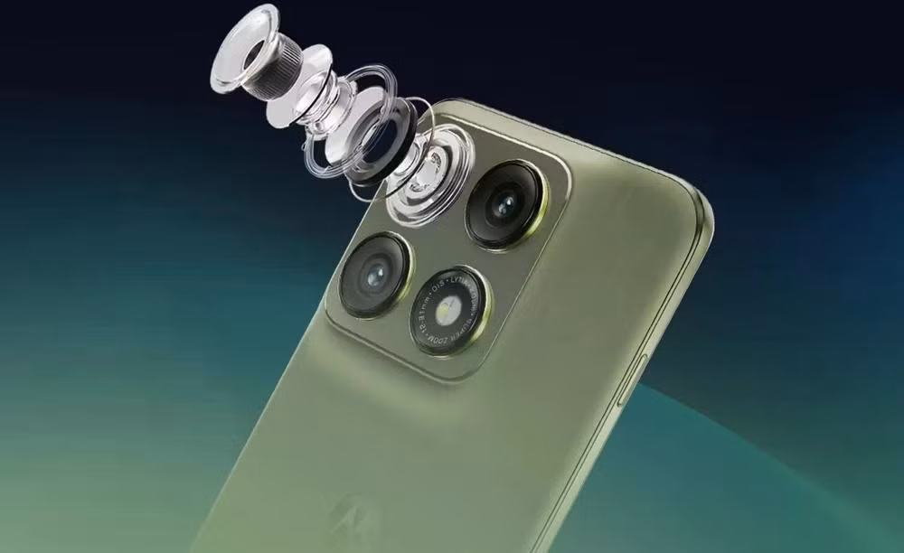 Cụm camera phía sau bao gồm cảm biến chính Sony LYT-710 độ phân giải 50MP, kết hợp cùng ống kính góc siêu rộng 50MP và một cảm biến đa phổ nhằm tối ưu hóa màu sắc hình ảnh. Ở mặt trước, camera selfie cũng sở hữu độ phân giải 50MP và tích hợp khả năng lấy nét tự động, đáp ứng tốt nhu cầu gọi video và chụp ảnh cá nhân.