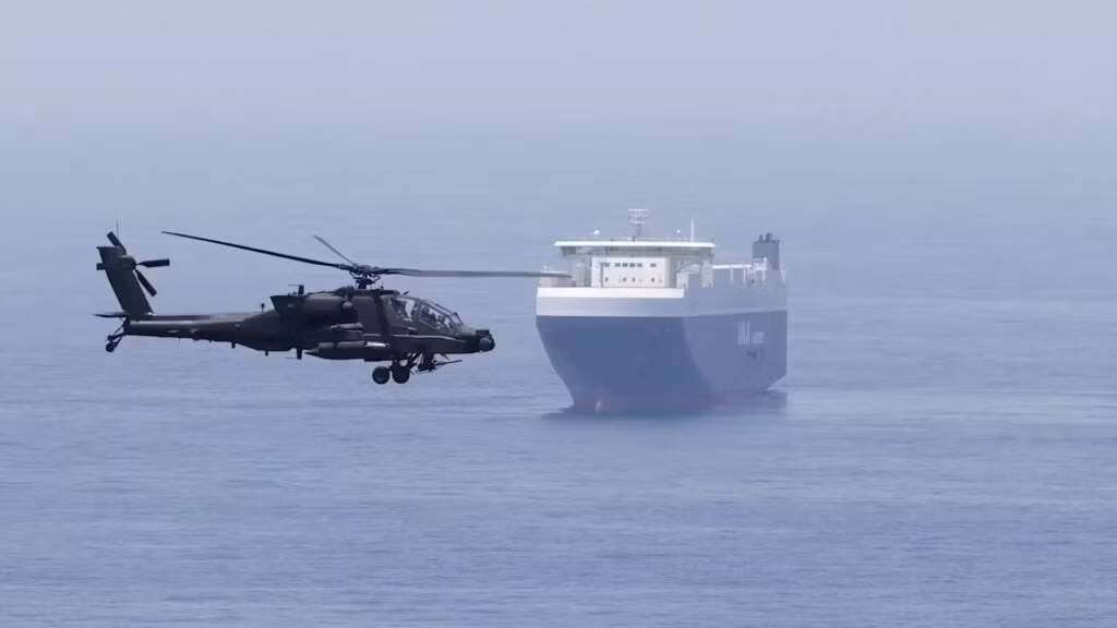 CENTCOM cho biết trong một thông cáo báo chí rằng hiện chưa rõ nguyên nhân khiến chiếc trực thăng Apache "mất tích trên biển". Trích dẫn các quan chức Mỹ, CNN đưa tin rằng chiếc trực thăng đã bị trúng đạn từ một máy bay không người lái Shahed của Iran.