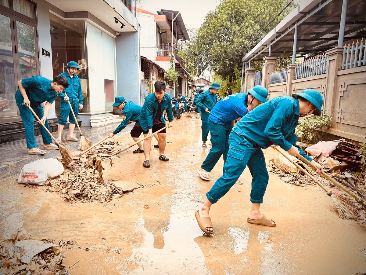 Sau khi nước rút, nhiều xã, phường trên địa bàn tỉnh đã phải chịu ảnh hưởng nặng nề. Không chỉ gây thiệt hại về kinh tế, thiên tai còn để lại nguy cơ ô nhiễm môi trường nghiêm trọng, ảnh hưởng trực tiếp đến sức khỏe và sinh hoạt của người dân.