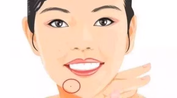 Nốt ruồi ở gần cằm: Cằm là tầng trệt, hai bên trái và phải dưới miệng là kho tài, thể hiện khả năng thu nạp tài lộc của một người khi về già.