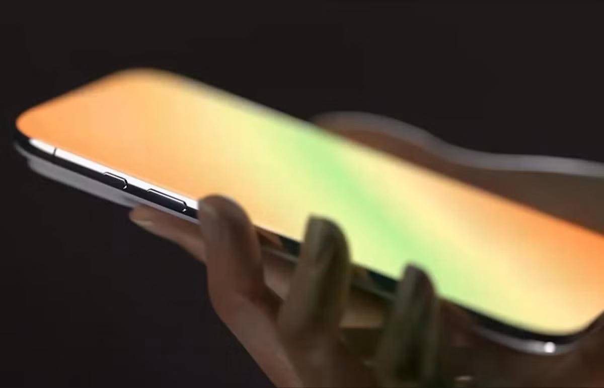 Giới công nghệ đã kỳ vọng Apple sẽ trình làng một thiết kế đặc biệt nhân dịp kỷ niệm 20 năm với các điểm nhấn như màn hình cong 4D cho trải nghiệm không viền, Face ID tích hợp dưới màn hình, chỉ còn lại một lỗ nhỏ hoặc thậm chí không có lỗ cắt nào.