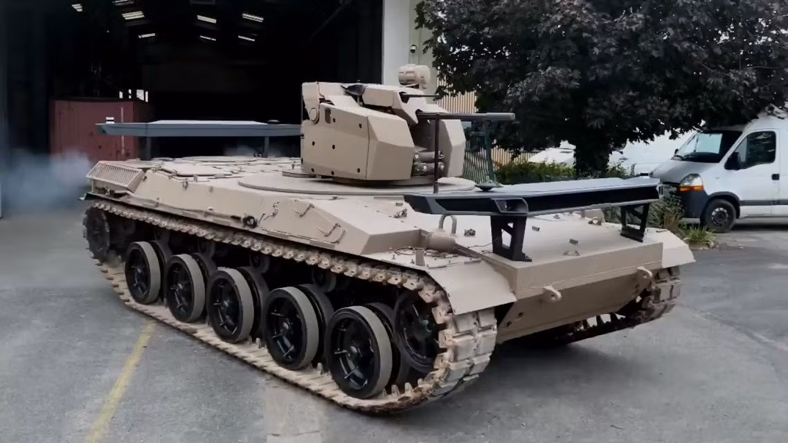 Thay thế cho tháp pháo có người điều khiển ban đầu của AMX-30 và khẩu pháo 105mm Modèle F1, REFURBOT trang bị ARX-25, một trạm vũ khí điều khiển từ xa được xây dựng xung quanh khẩu pháo tự động KNDS 25M811 bắn đạn 25mm x 137.