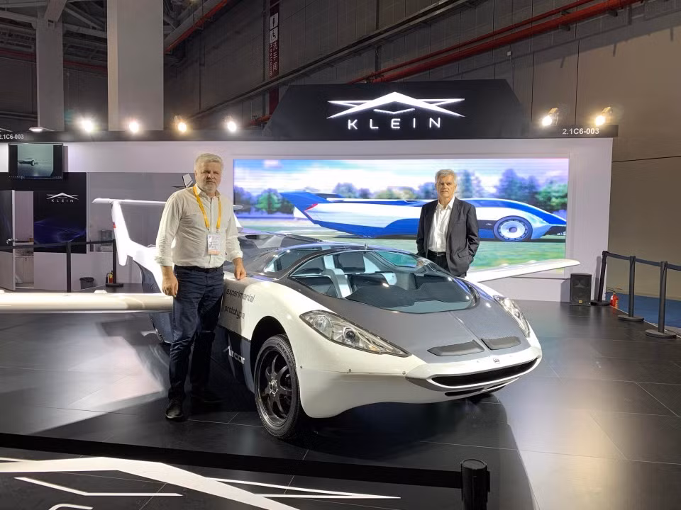 Cũng trong năm ngoái, James May, cựu MC chương trình Top Gear, đã đến thăm Klein Vision và chứng kiến AirCar trình diễn tại một sân bay quốc tế ở Slovakia. Người dẫn chương trình nổi tiếng này thốt lên đầy phấn khích: “AirCar đã hạ cánh. Rất hiếm khi tôi cạn lời, nhưng lần này thực sự không nói nên lời!”