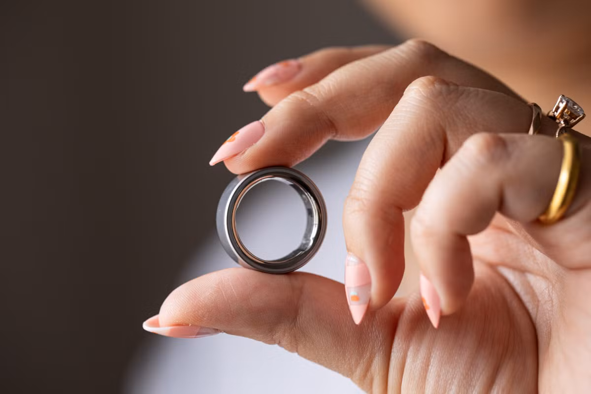 Chiếc nhẫn thông minh tốt nhất cho hầu hết mọi người. Không có gì ngạc nhiên khi đó chính là Oura Ring 4. Ngay cả mức phí hàng tháng là 6 đô la của Oura cũng có thể giống như 100 đô la khi bạn cân nhắc đến số lượng lớn các ứng dụng, tiện ích và dịch vụ đòi hỏi một phần tiền lương hàng tháng của bạn. Tuy nhiên, Oura vẫn là tốt nhất về phần cứng, phạm vi kích thước, các tính năng được cung cấp, ứng dụng, sự tận tâm trong nghiên cứu và kinh nghiệm trong lĩnh vực này.