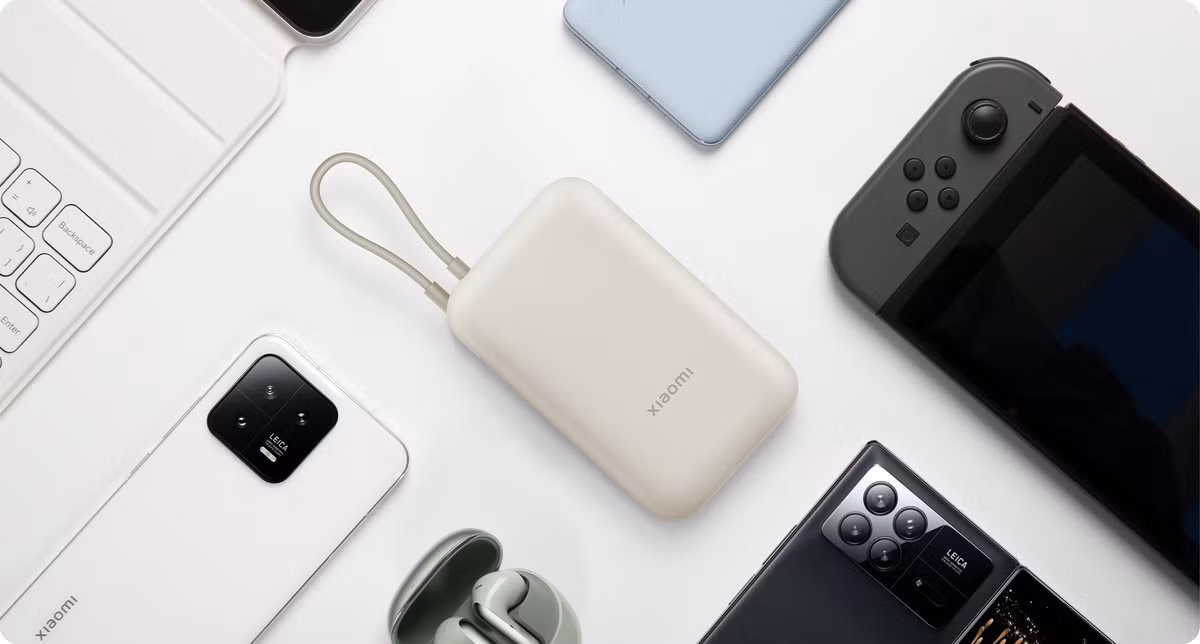 Nhờ vậy, sạc dự phòng mới của Xiaomi có thể tương thích với nhiều loại thiết bị, từ các thiết bị lớn như laptop cho đến các phụ kiện nhỏ hơn như tai nghe không dây hay đồng hồ thông minh.