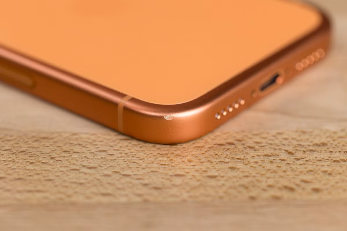 Nhiều chuyên gia cho rằng, việc quay lại dùng nhôm sau hai năm quảng bá titan là bước lùi của Apple. Trong khi đó, các hãng như Xiaomi, OPPO hay OnePlus từng thử nghiệm vật liệu gốm cho cảm giác sang trọng và khả năng chống trầy xước cao hơn, dù có nhược điểm là nặng và tốn chi phí sản xuất.