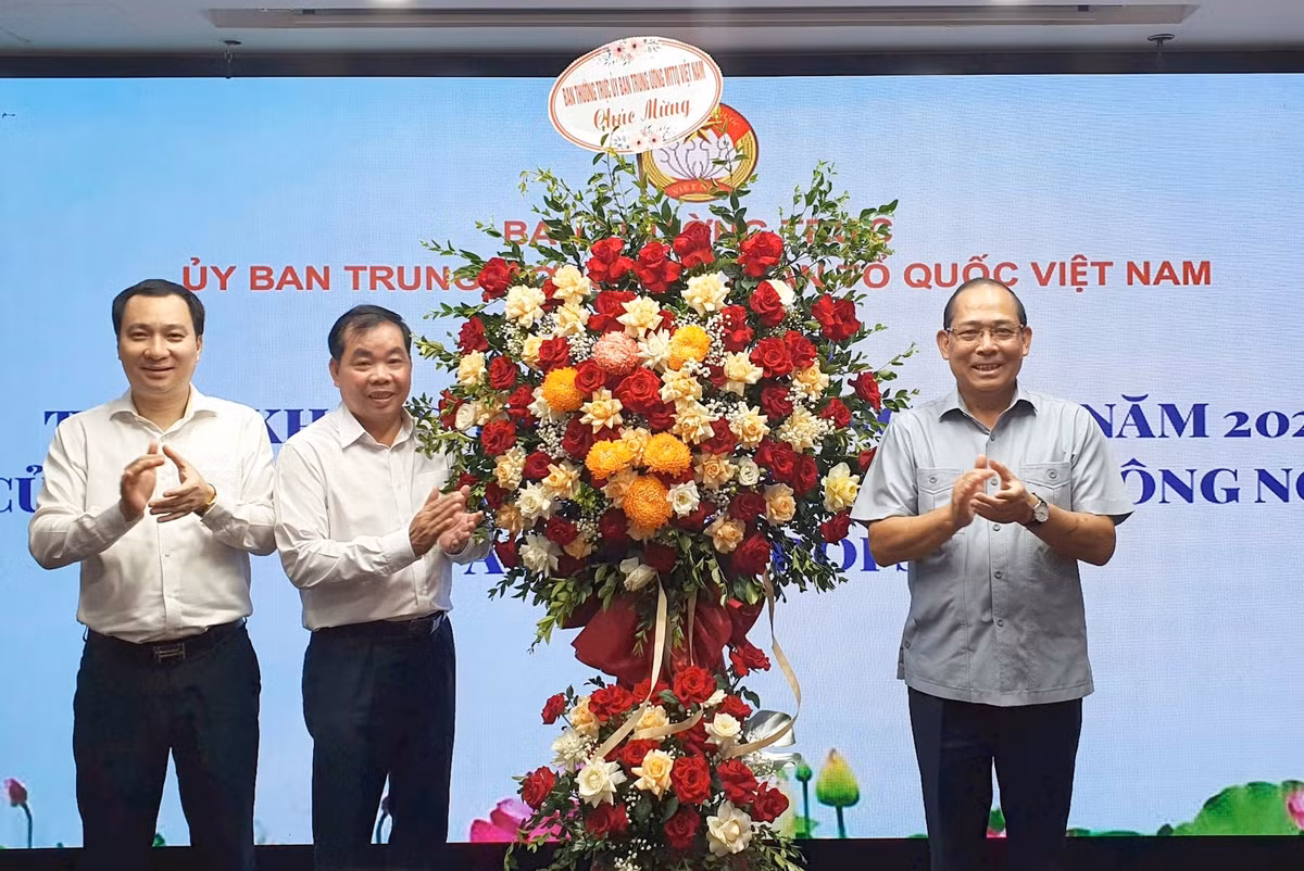 Phó Chủ tịch Hoàng Công Thủy tặng hoa chúc mừng Hội đồng tư vấn về Khoa học công nghệ và chuyển đổi số UBTƯ MTTQ Việt Nam. Ảnh: Thế Quảng.