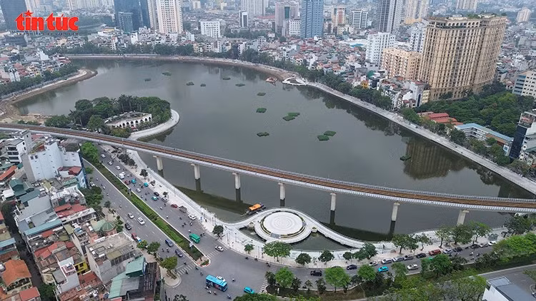 Sau gần 1 năm thi công, dự án cải tạo hồ Hoàng Cầu (quận Đống Đa, Hà Nội) với tổng mức đầu tư gần 300 tỷ đồng đang dần hoàn thiện, mang đến diện mạo mới cho khu vực trung tâm quận Đống Đa.