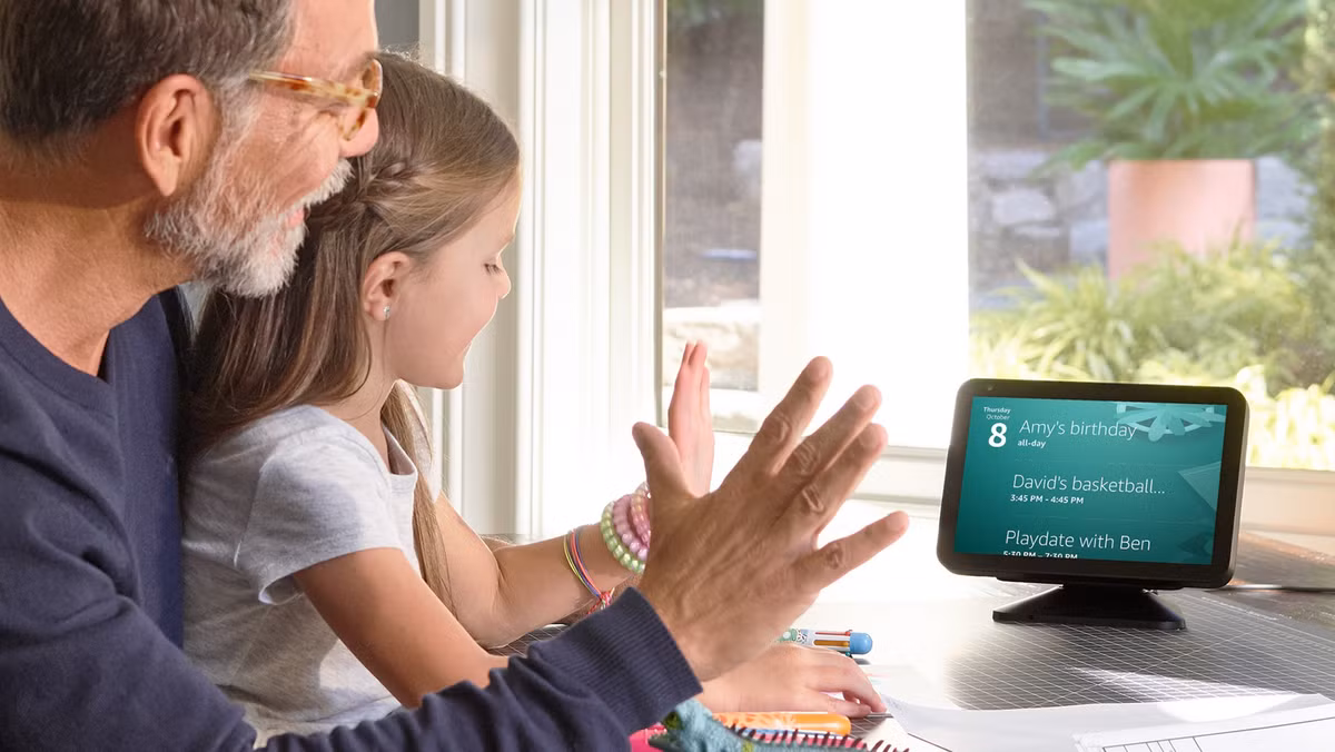 Camera 13 megapixel được sử dụng trên các thiết bị Echo Show mới, cùng cảm biến âm thanh, siêu âm, radar Wi-Fi, cảm biến gia tốc và thông tin trạng thái kênh Wi-Fi (CSI). Với tính năng này, các thiết bị cho phép Alexa phản ứng với các sự kiện diễn ra trong nhà, chẳng hạn như nhắc nhở khi có người bước vào phòng hoặc cảnh báo bạn về cửa nhà để xe mở trước khi bạn đi ngủ vào ban đêm.