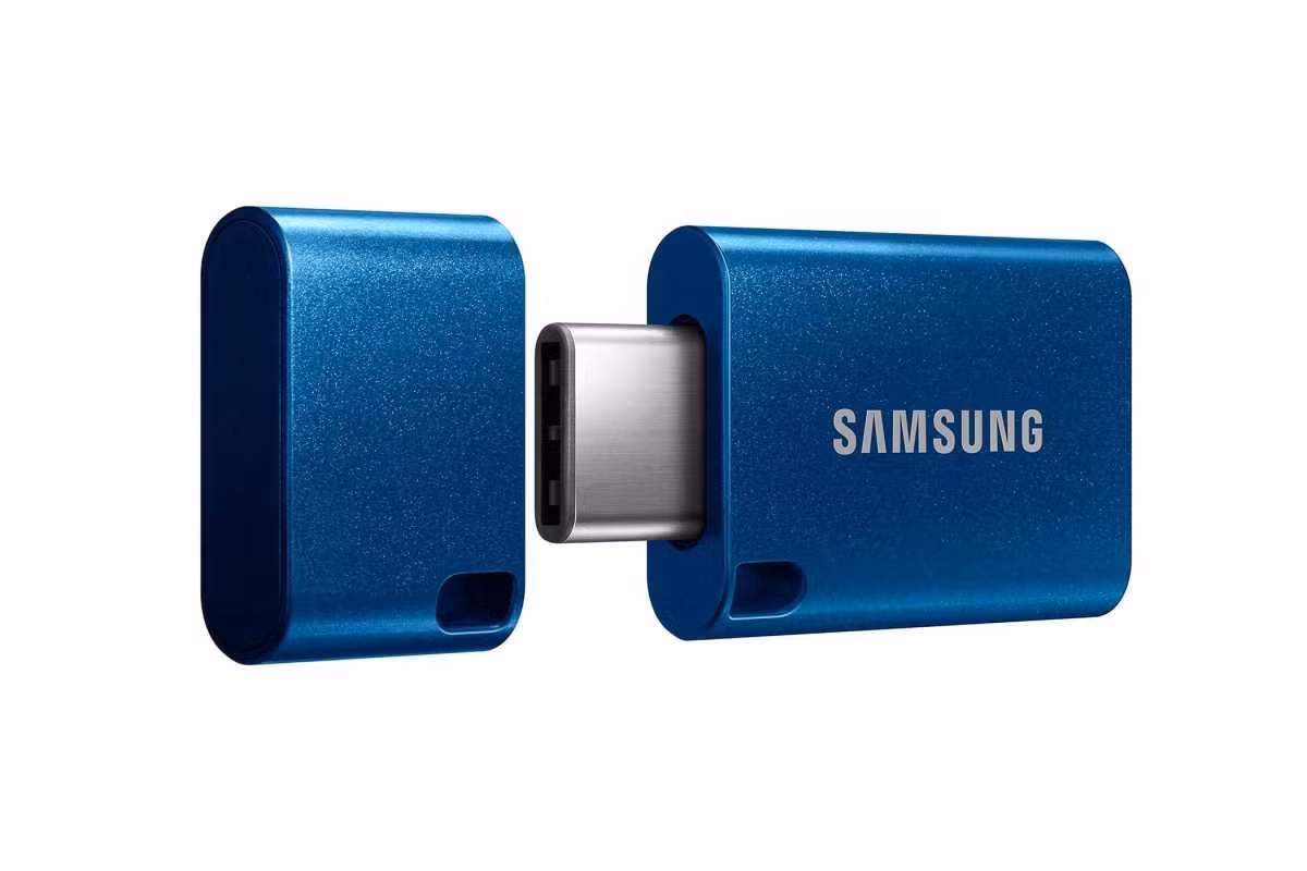 Ổ nhớ flash hoặc SSD gắn ngoài thì quá quen thuộc rồi. Tuy nhiên, đối với các loại gắn cổng USB Type-C hiện nay có thêm khả năng giúp bạn gắn trực tiếp lên điện thoại để quay video 4K. Những thước phim độ phân giải cao sẽ ngay lập tức chiếm đầy bộ nhớ của bạn ngay cả khi bạn xài phiên bản 1TB. Các loại ổ nhớ gắn ngoài luôn được các nhà sáng tạo nội dung lựa chọn như một giải pháp không thể thiếu nếu muốn tận dụng khả năng quay video RAW có thể chỉnh sửa hậu kỳ.