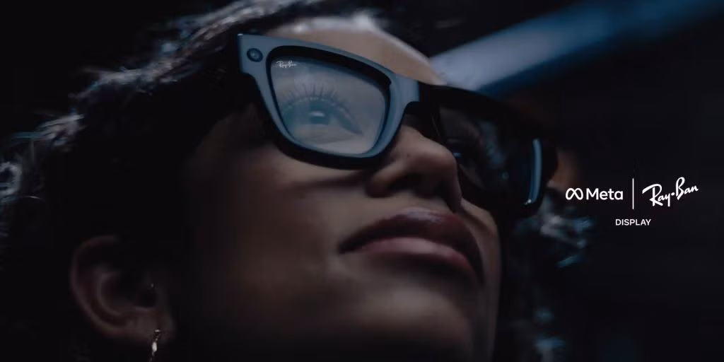 Tiếp tục hợp tác với EssilorLuxottica, chiếc kính mới vẫn giữ nguyên thương hiệu và kiểu dáng Ray-Ban, nhưng với thiết kế được nâng cấp và tất nhiên là có màn hình hiển thị.
