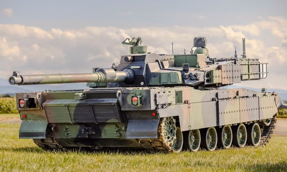 K2 Black Panther được nhiều chuyên gia đánh giá là một trong những xe tăng toàn diện nhất thế giới. Xe sử dụng pháo nòng trơn 120 mm với hệ thống nạp đạn tự động, động cơ 1.500 mã lực và hệ thống treo thủy khí nén độc đáo cho phép thay đổi độ cao thân xe theo địa hình. Khả năng cơ động xuất sắc cùng trình độ tự động hóa cao giúp K2 trở thành đối thủ đáng gờm của mọi xe tăng hiện đại.