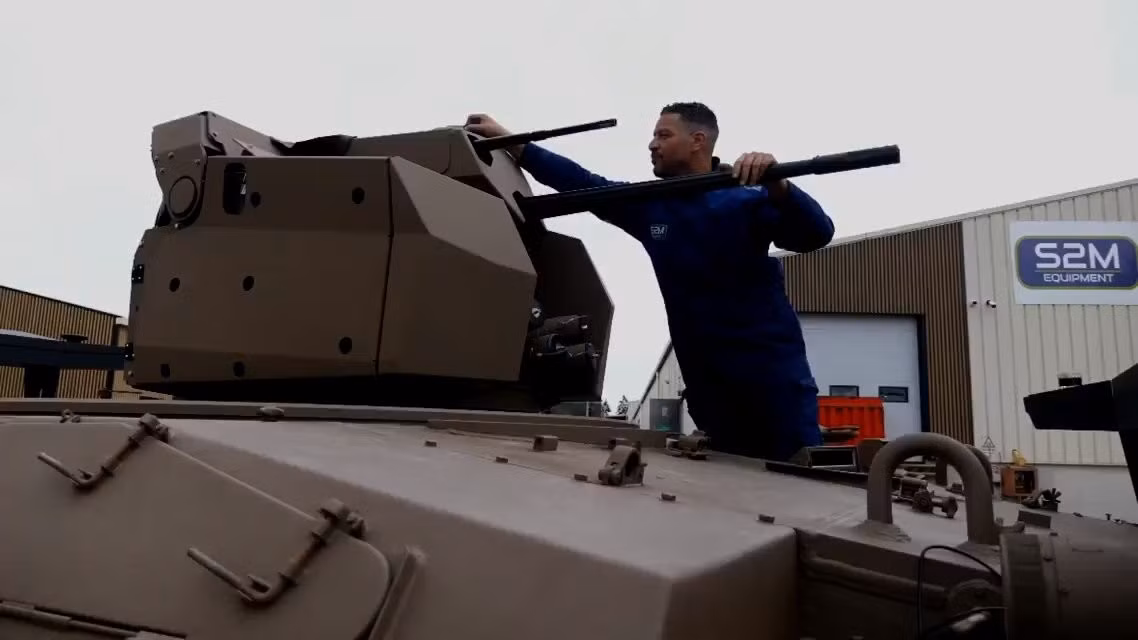 S2M Equipment và KNDS France đã giới thiệu REFURBOT tại triển lãm Eurosatory năm nay ở Paris, một chiếc xe tăng AMX-30 được cải tiến hoàn toàn thành phương tiện mặt đất không người lái bằng bộ dụng cụ robot hóa TOXO của KNDS.