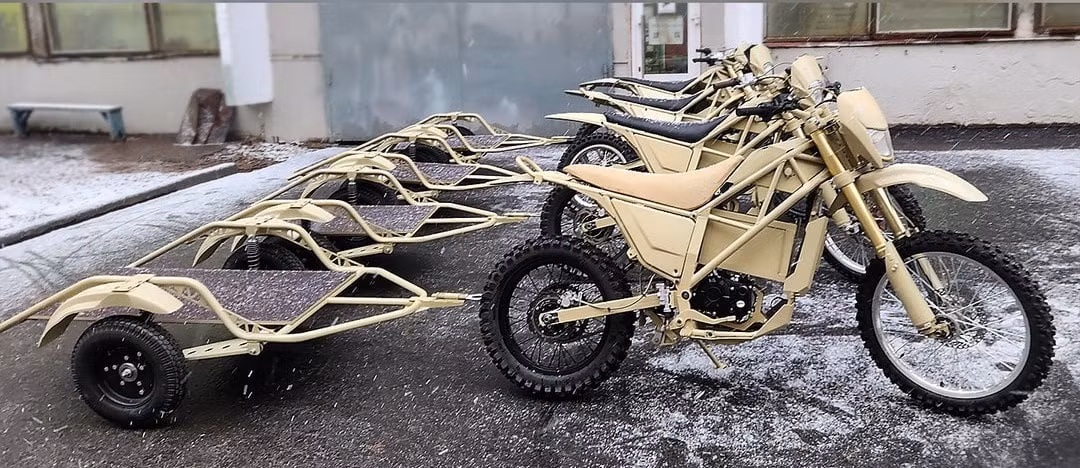 Xe có tốc độ tối đa 120km/h. Khi gắn thùng xe phụ (sidecar), IZH-Enduro có chiều dài cơ sở 1.385mm, chiều cao yên 720mm và trọng lượng khoảng 220kg. Thùng xe phụ đi kèm không phải khoang chở người truyền thống mà giống một bệ chở hàng phẳng, có thể tùy biến theo nhu cầu. Ngoài sidecar, xe còn có khả năng kéo thêm rơ moóc, mở rộng tính linh hoạt trong sử dụng.