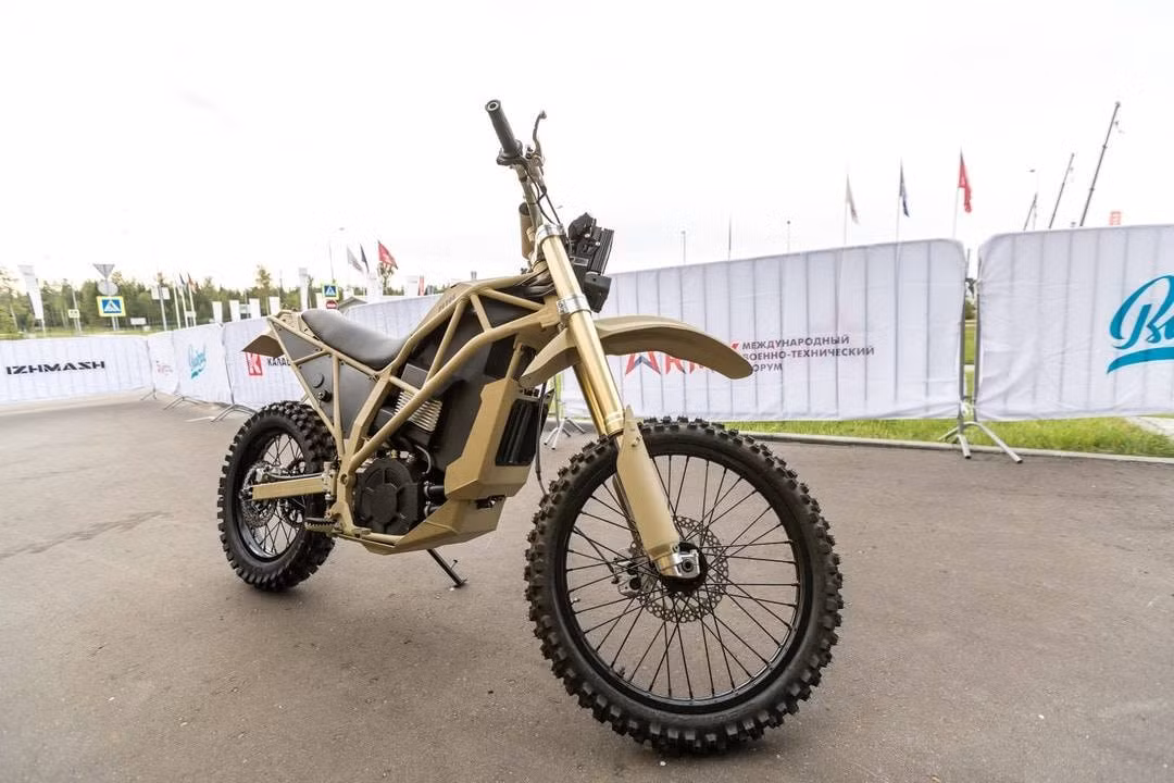 Mẫu mô tô enduro điện IZH-Enduro được phát triển với nhiều tùy chọn truyền động. Ở phiên bản chạy điện sử dụng pin lithium-ion kết hợp mô-tơ đồng bộ nam châm vĩnh cửu không chổi than (IPMSM). Kalashnikov chưa công bố dung lượng pin cụ thể, nhưng cho biết tầm hoạt động tối đa đạt khoảng 100km, tùy điều kiện sử dụng.