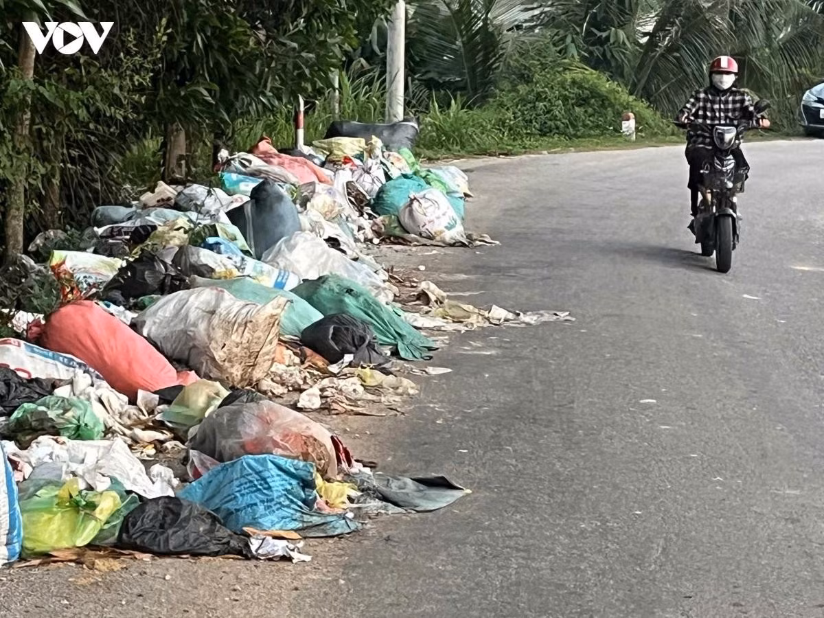 Tình trạng rác thải sinh hoạt tồn đọng kéo dài tại xã Xuân Du, Thanh Hóa.