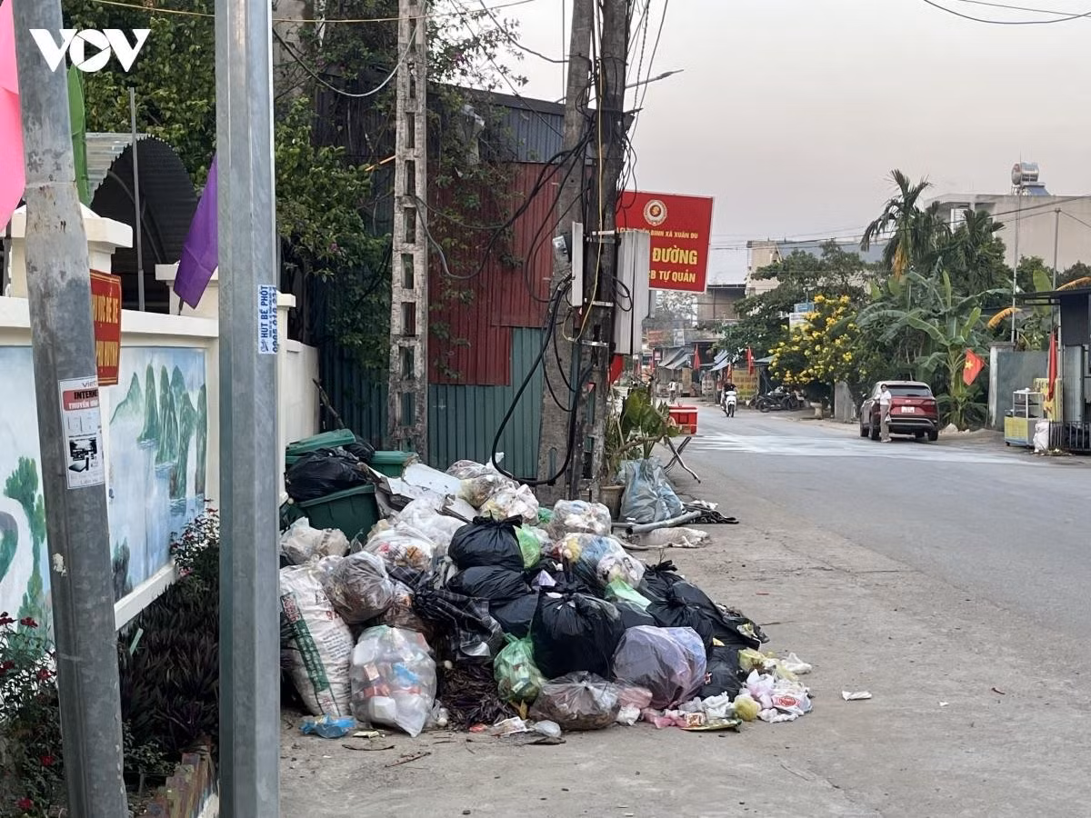 Rác tập kết ngay khu vực trường học ảnh hưởng đến môi trường của học sinh và giáo viên.