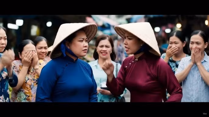 Một số nghệ sĩ và nhà làm phim lo ngại Veo 3 sẽ thay thế công việc của con người, làm giảm giá trị nghệ thuật truyền thống. Nhiều bài chia sẻ thậm chí còn cho rằng "Veo 3 là lời tạm biệt của nghề diễn viên". Tài khoản @KiemCoin trên mạng xã hội X cảnh báo rằng “AI có thể đạo diễn phim thay bạn, nhưng cũng có thể thay bạn luôn”.