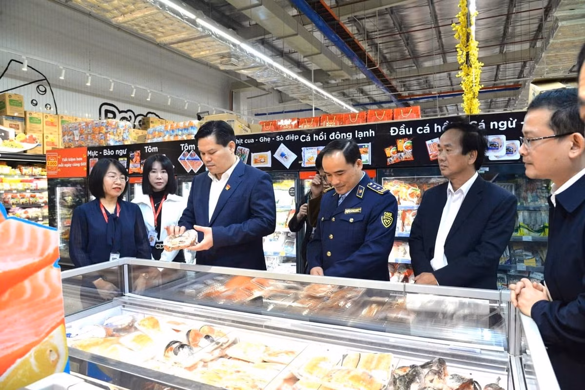 Lãnh đạo tỉnh và cấp ngành chức năng trong 1 lần kiểm tra điểm kinh doanh trên địa bàn Quảng Ngãi.