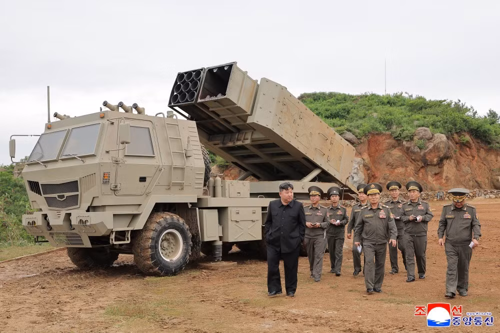Triều Tiên đã công bố những hình ảnh đầu tiên về hệ thống pháo phản lực và tên lửa đạn đạo mới, cho thấy Bình Nhưỡng đang đẩy nhanh quá trình hiện đại hóa lực lượng hỏa lực tiền tuyến.