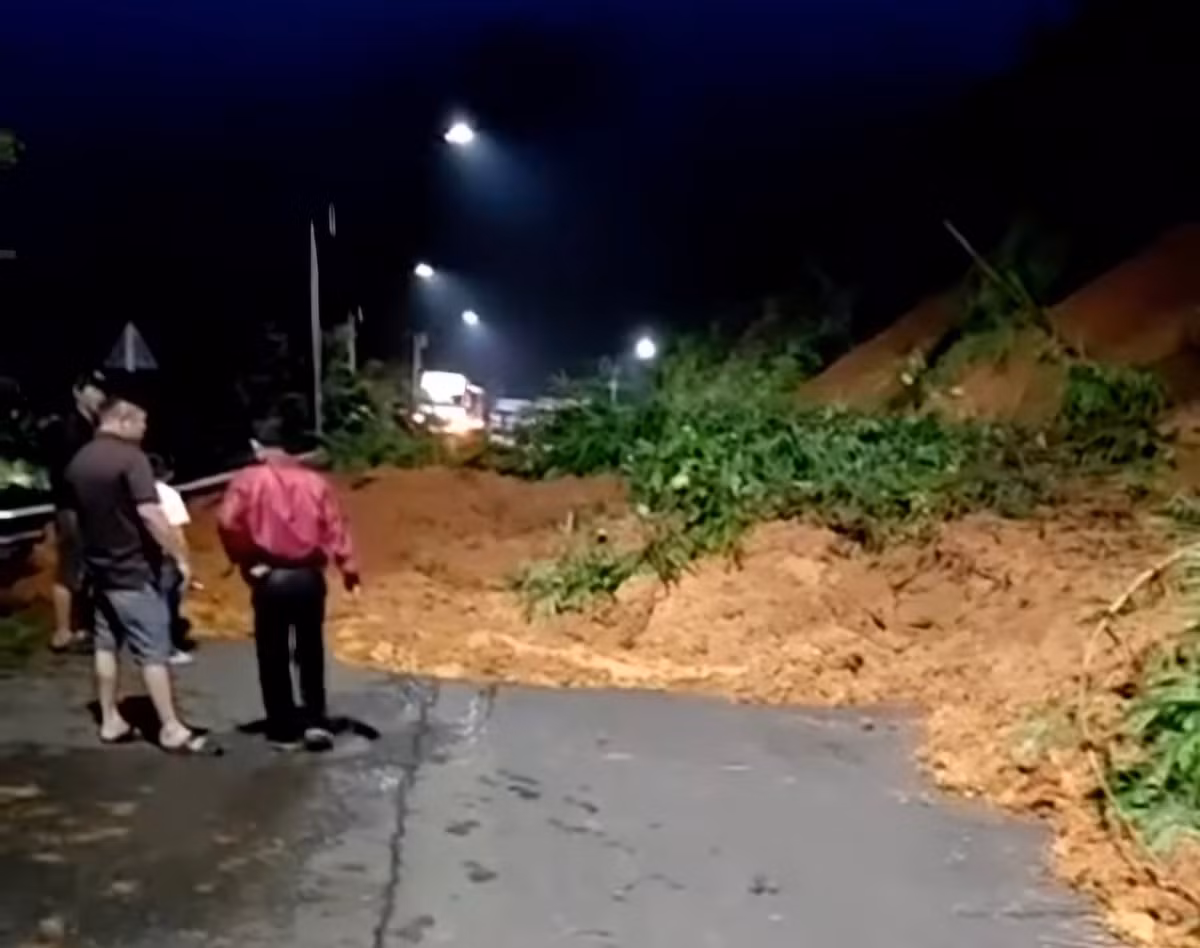 Tình trạng sạt lở trên dốc Năm Cây thuộc tuyến đường Sao Bọng - Đăng Hà trong đêm 5/9 (ảnh người dân cung cấp)