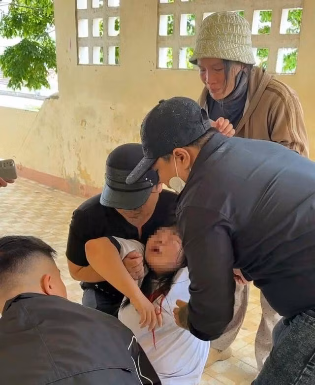 Sau khi bị đánh, em D.T.K. được người nhà đưa đi viện để khám, điều trị