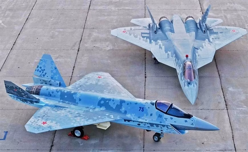 Điểm nổi bật nhất của Su-75 Checkmate nằm ở thiết kế một động cơ, giúp giảm chi phí bảo dưỡng, tiêu thụ nhiên liệu và giá thành sản xuất. Nhà sản xuất kỳ vọng đây sẽ là lựa chọn cạnh tranh trực tiếp với máy bay chiến đấu tàng hình F-35A của Mỹ trên thị trường quốc tế.