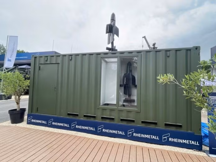 Tập đoàn quốc phòng hàng đầu của Đức, Rheinmetall, vừa giới thiệu một ý tưởng mới nhằm “phủ sóng” chiến trường bằng hàng loạt vũ khí bay lượn: phóng hàng chục chiếc từ các container vận chuyển dài 20 foot.