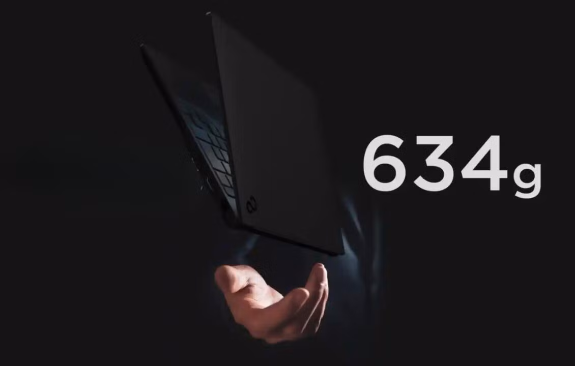 Fujitsu vừa đưa khái niệm "siêu di động" lên một tầm cao mới với chiếc laptop FMV UX-K3 - máy tính xách tay 14 inch chỉ nặng 634 gram, chỉ bằng một nửa MacBook Air 13 inch khi có cần thường ở mức 1,2 kg.
