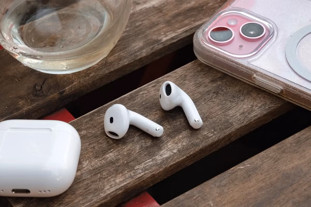 Thông thường, rất khó để tìm thấy bất kỳ sản phẩm Apple nào giảm giá, vì vậy khi có cơ hội giảm giá 60 đô (khoảng 1,5 triệu đồng) cho thế hệ tai nghe nhét tai mới nhất của Apple, rất nhiều người sẽ tranh thủ. Điều thú vị là Apple có hai phiên bản cho mẫu cơ bản; phiên bản được độc giả yêu thích nhất là phiên bản có chức năng chống ồn chủ động và có giá 119 đô la trên Amazon.