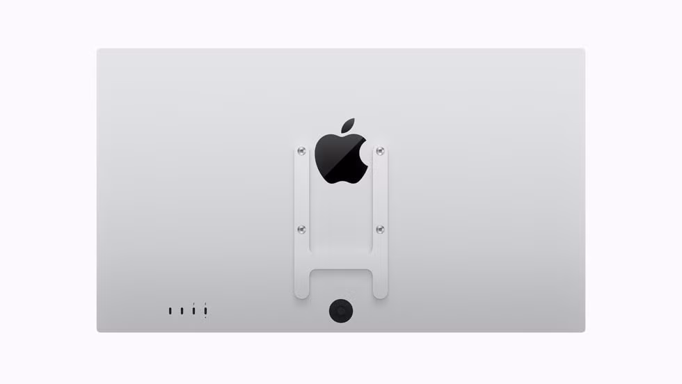 Mẫu màn hình này hỗ trợ Thunderbolt 5 với hai cổng, cho phép kết nối chuỗi tối đa bốn màn hình Studio Display, đạt tổng gần 60 triệu điểm ảnh. Hai cổng USB-C bổ sung dùng cho phụ kiện và sạc.